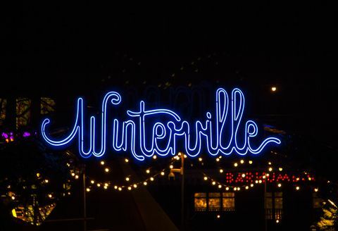 nacht uitzicht op Winterville neon ingang teken, de feestelijke kerstmarkt van Londen in Clapham Common, 22/12/2017