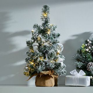1.5ft voorverlichte besneeuwde kerstboom