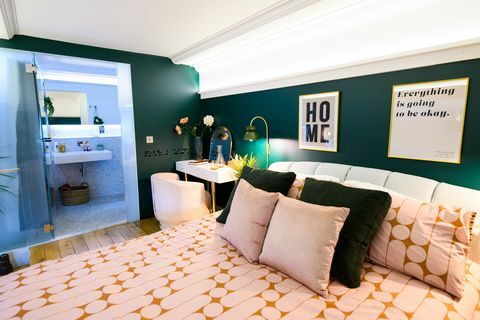 de luxe kamer in het mood hotel, een samenwerking tussen argos en pinterest in bethnal green, londen 's werelds eerste hotel concept is samengesteld met items van de iconische high street retailer, gebaseerd op de interieurtrends die voortkomen uit het sociale platform, pinterest