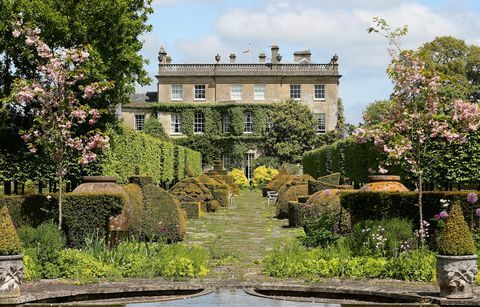  Een algemeen beeld van de tuinen bij Highgrove House