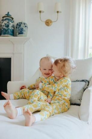 twee kinderen in pyjama