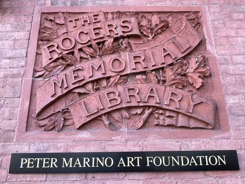 de Peter Marino Art Foundation bevindt zich in de originele Rogers Memorial Library in Southampton New York