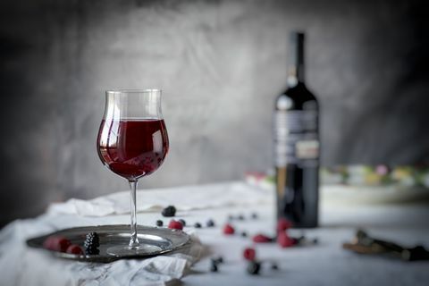 Rode wijn en bessen op tafel