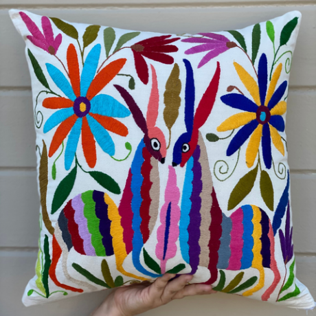 een van de kussencreaties van yvette perez, met traditioneel otomi-borduurwerk