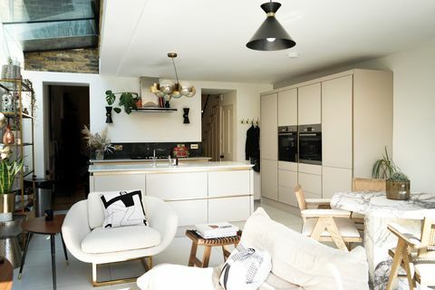 in de goud witte luxe keuken van Lou Teasdale