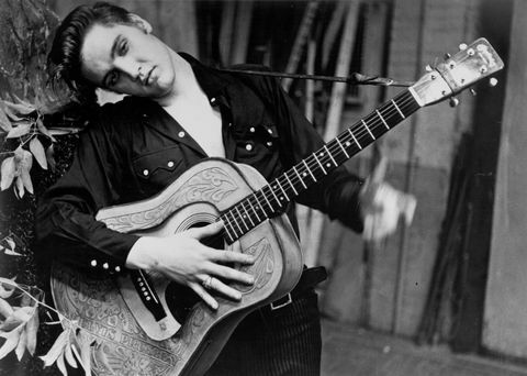 Elvis Presley-portret met een akoestische gitaar