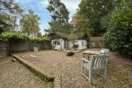 Schilderachtig huisje met rieten dak te koop in Surrey