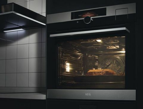 AEG's nieuwe Sensecook Pyro BPK842720M elektrische oven, £ 1,049, heeft een innovatieve voedselsensor voor nauwkeurige controle