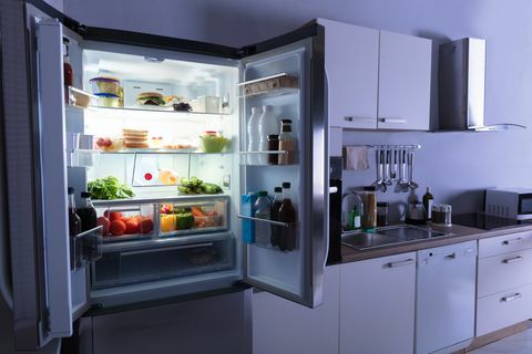 Open koelkast in de keuken