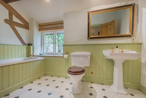 Groene badkamer met opvallende vloertegels
