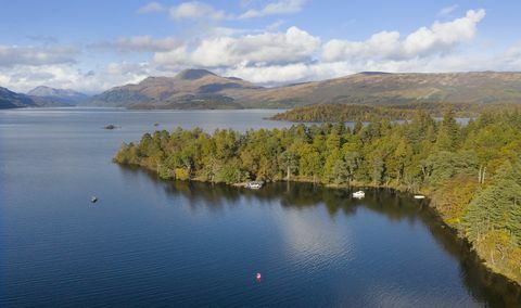 een eiland van ongeveer 103 hectare gelegen voor de westelijke oever van het zuidelijke loch lomond is te koop