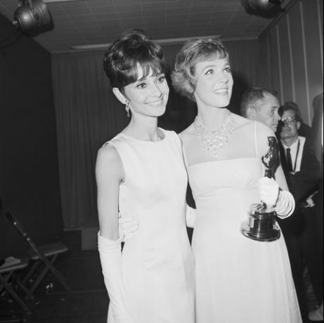 Audrey Hepburn en Julie Andrews met Oscar