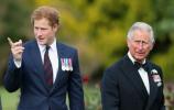 Prins Charles verlaat de stad tijdens het bezoek van prins Harry aan huis