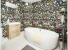 Je moet deze gedurfde badkamer-make-over met bloemenbehang zien