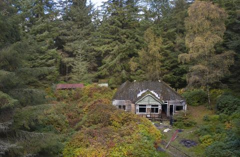 een eiland van ongeveer 103 hectare gelegen voor de westelijke oever van het zuidelijke loch lomond is te koop