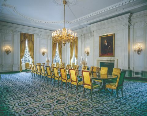 president john f kennedy en first lady jacqueline kennedy in het witte huis, zoals te zien in het ontwerpen van camelot the kennedy restauratie van het witte huis en zijn nalatenschap door James Archer Abbott en Elaine Rice Bachmann, met een voorwoord geschreven door Caroline kennedy