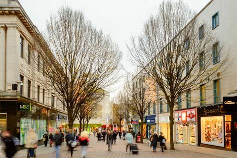 Marks and Spencer en andere winkels op Albert Street, Nottingham