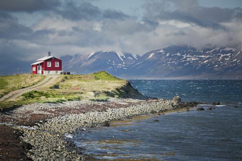 rood huis naast een fjord in Noord-IJsland