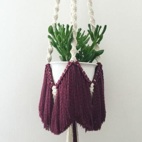 Macrame plantenhanger met bordeaux franje £ 45,00