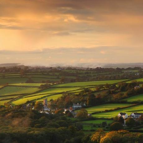 landelijke idylle van meavy, devon bij zonsondergang