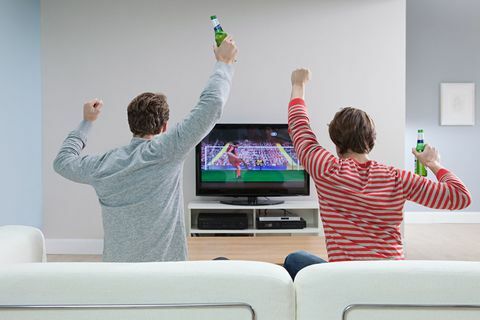 Twee mannen kijken voetbal op televisie