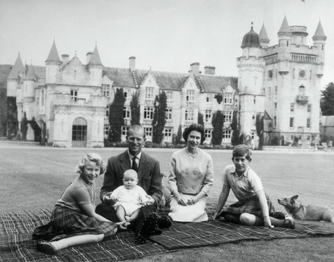 koningin elizabeth ii en prins philip met hun kinderen, prins andrew centrum, prinses anne links en Charles, Prins van Wales, zittend op een picknickkleed buiten Balmoral Castle in Schotland, 8 september 1960