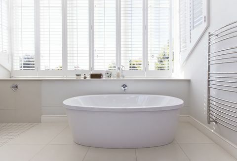 Badkuip in moderne witte badkamer