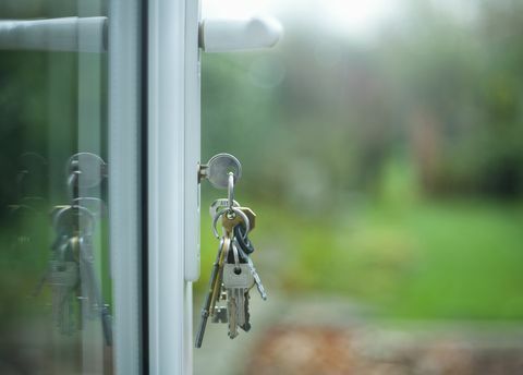 Sleutelbos achtergelaten hangend in deur