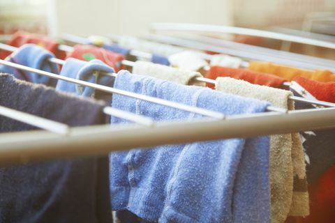 De kleding van Childrne hing aan een wasdroger