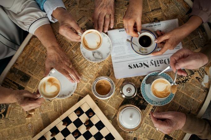 senior vrienden genieten van tijd samen binnenshuis in café direct boven weergave