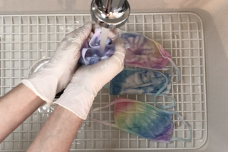 diy tie-dye gezichtsmaskers