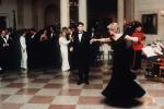 Prinses Diana bloosde zichtbaar tijdens het dansen met Neil Diamond