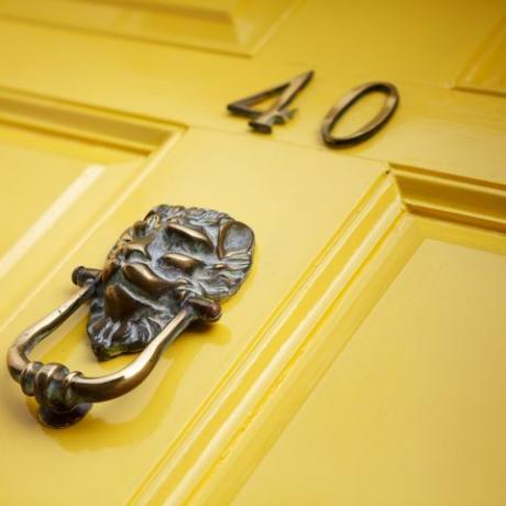 voordeur verf gele deur met klopper