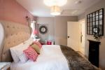 U kunt nu verblijven in het charmante en eigenzinnige roze huisje in Weston Park - Cottage Holidays UK