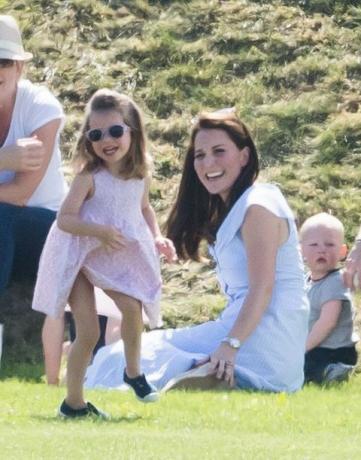 Prince George en Princess Charlotte Speel met Kate Middleton