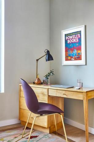 kantoor aan huis met houten bureau en paarse stoel