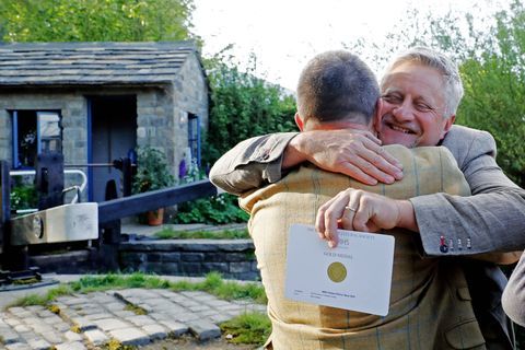 Mark Gregory, tuinontwerper, reageert als hij een gouden medaille ontvangt voor de Welcome to Yorkshire Garden op RHS Chelsea Flower Show in Londen, dinsdag 21 mei 2019.