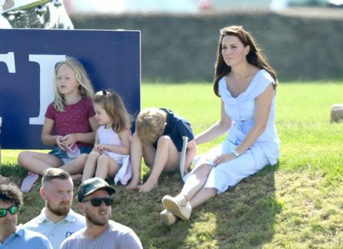 Prince George en Princess Charlotte Speel met Kate Middleton