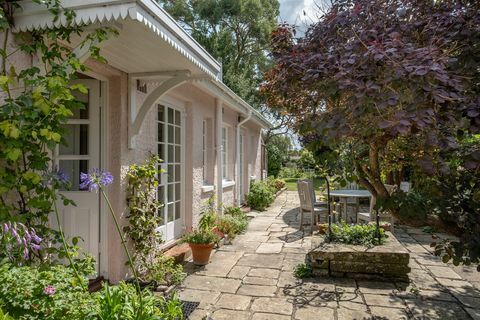 Rose Cottage, het ouderlijk huis van Pink Panther-acteur David Niven in het dorp Bembridge op het Isle of Wight, is te koop voor £ 975.000.