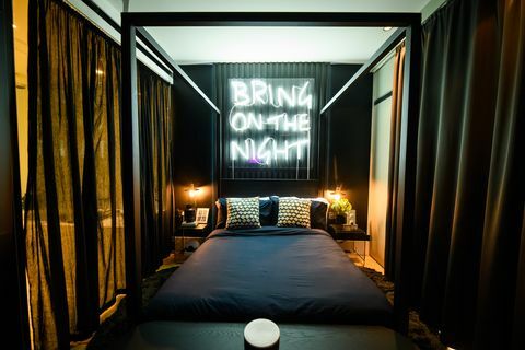 de nachtkamer in het mood hotel, een samenwerking tussen argos en pinterest in bethnal green, londen 's werelds eerste hotel concept is samengesteld met items van de iconische high street retailer, gebaseerd op de interieurtrends die voortkomen uit het sociale platform, pinterest