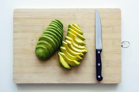 Snijd vers gesneden avocado op een snijplank