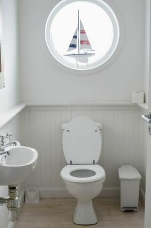 Interieur van een kleine badkamer; toilet