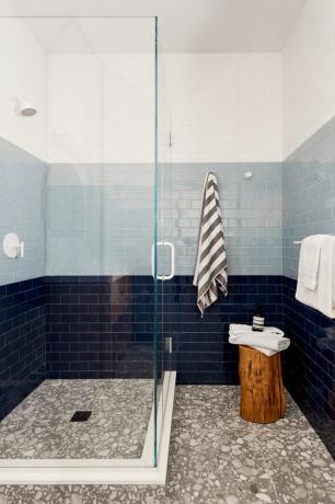 badkamer met blauwe tegels