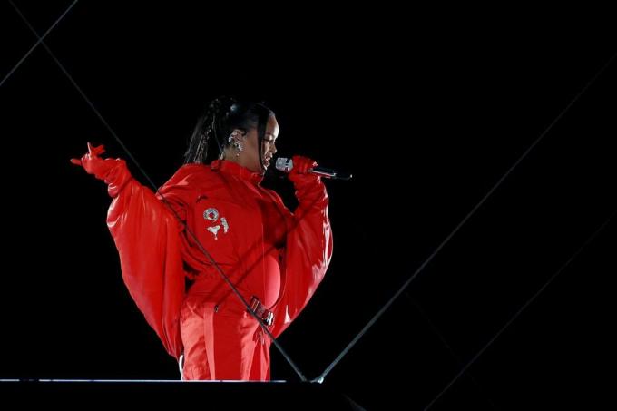 glendale, arizona 12 februari rihanna treedt op op het podium tijdens de apple music super bowl lvii halftime show in State Farm Stadium op 12 februari 2023 in Glendale, Arizona foto door ezra shawgetty afbeeldingen