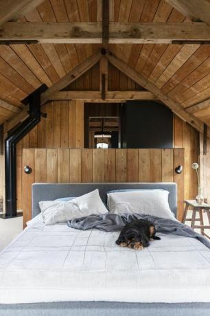 primaire slaapkamer in Berkshire, Engeland, huis ontworpen door de in Londen gevestigde architectuur en interieurfirma mclaren bed amode. tapijt vergulde rand tapijten. lichten astroverlichting