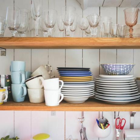 hoe u de kosten laag kunt houden als verhuisservies en drinkglazen op de planken in de keuken van het woonhuis staan