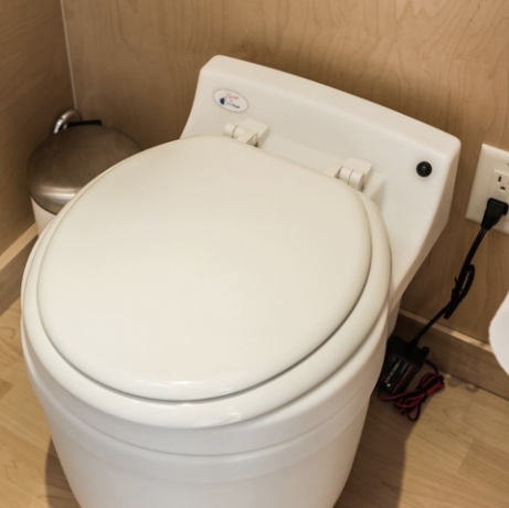 droog spoeltoilet in het kleine glazen huis