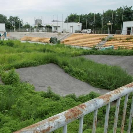 het bmx-stadion voor de Olympische Spelen van Peking 2008 is verlaten en wordt nu gehuurd door een autoverkoopbedrijf 07aug13