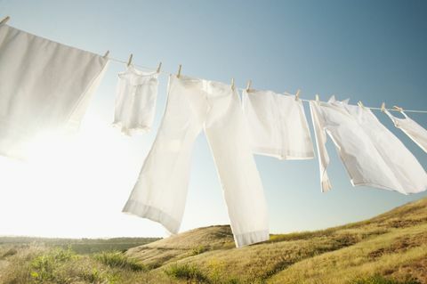 Schone witte kleren die aan de waslijn hangen