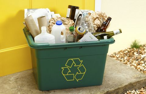Afval voor recycling op een stoep voor inzameling
